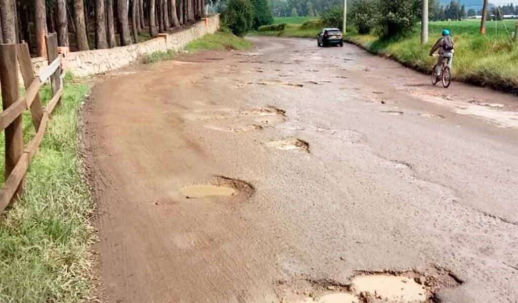 PELIGRO por los cráteres en la vía Cajicá-Sopó sector Hato Grande