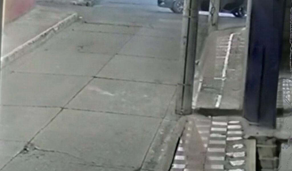 Irresponsables lanzando pólvora desde un vehículo por las calles de Fusagasugá