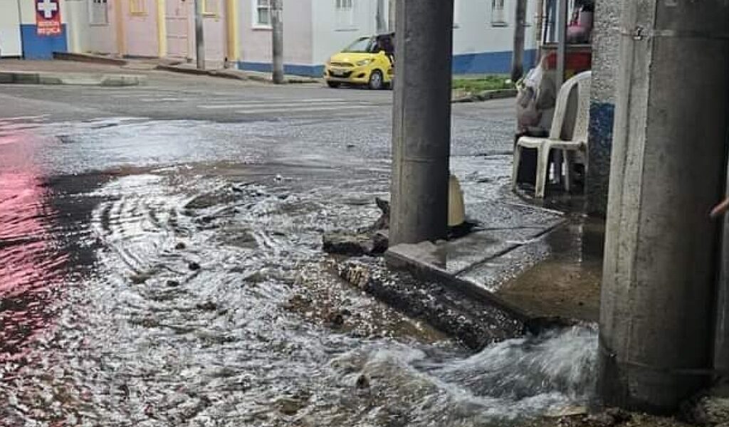 Otro tubo se rompió en Zipaquirá afectando el suministro de agua en el casco urbano