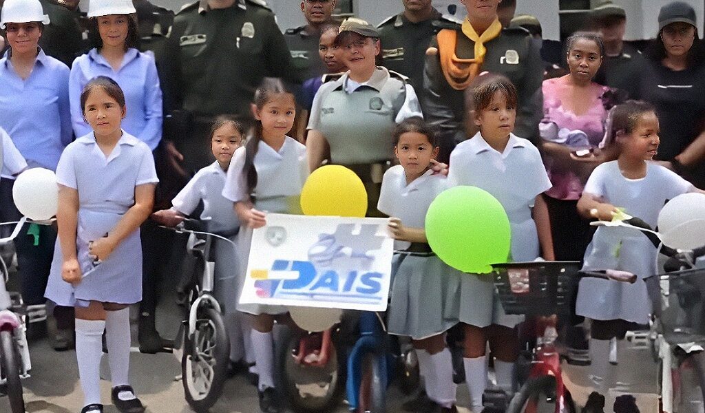 Policías mejoran las condiciones de una escuelita en La Mesa, Cundinamarca