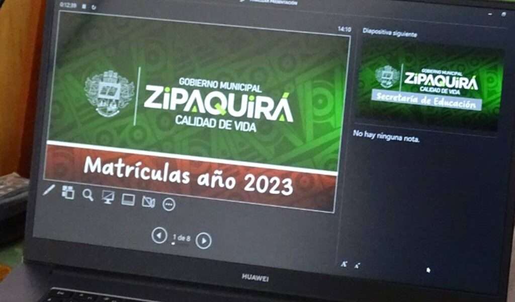 Padres de familia esperan por un cupo frente a la Secretaría de Educación en Zipaquirá