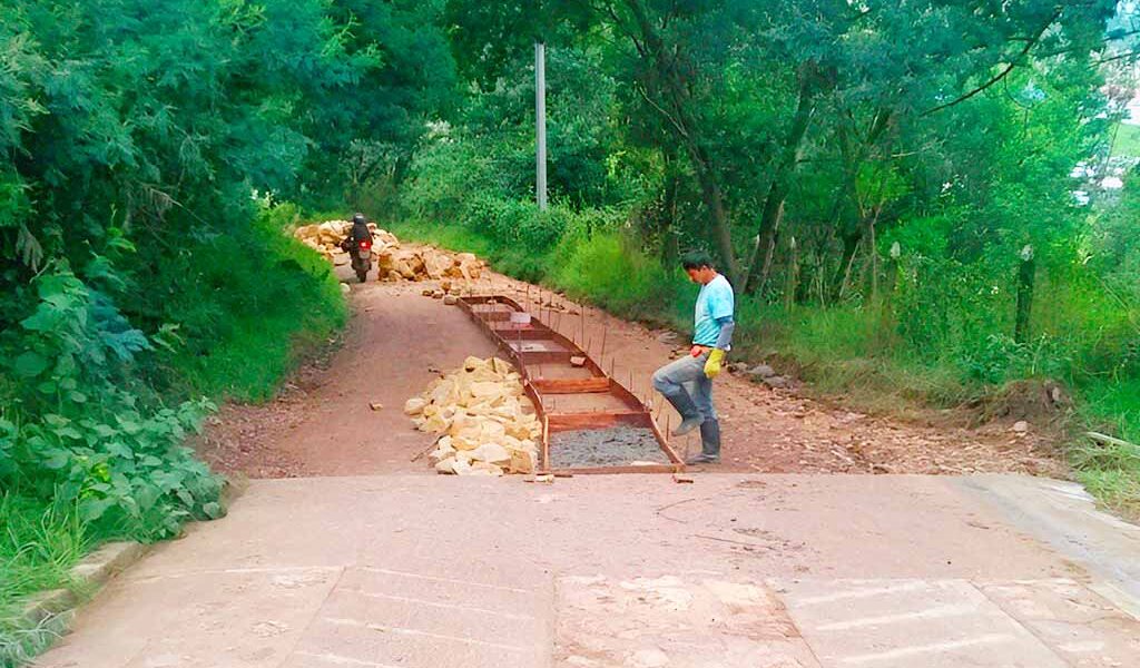 Habitantes de la vereda El Tunal en Zipaquirá se pusieron las botas para arreglar su propia vía