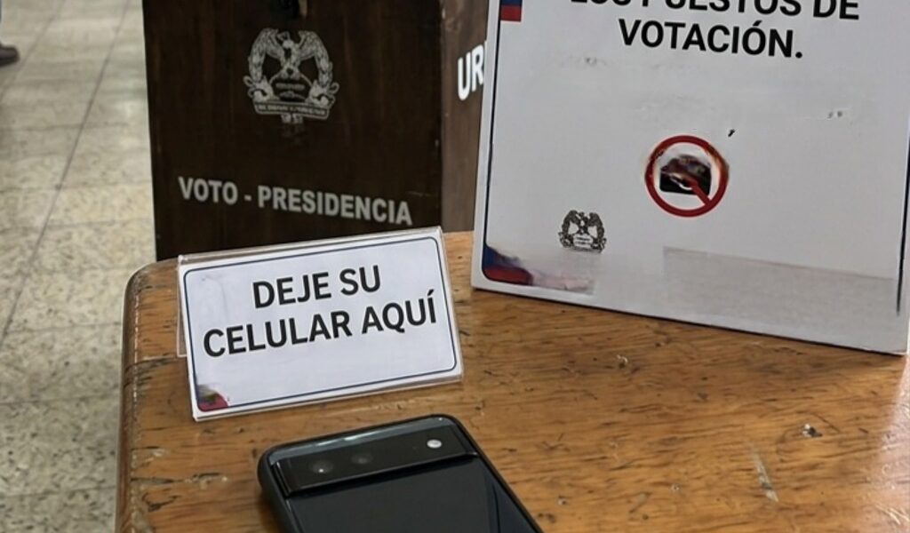 Fuera celulares de las urnas: medida busca blindar transparencia electoral
