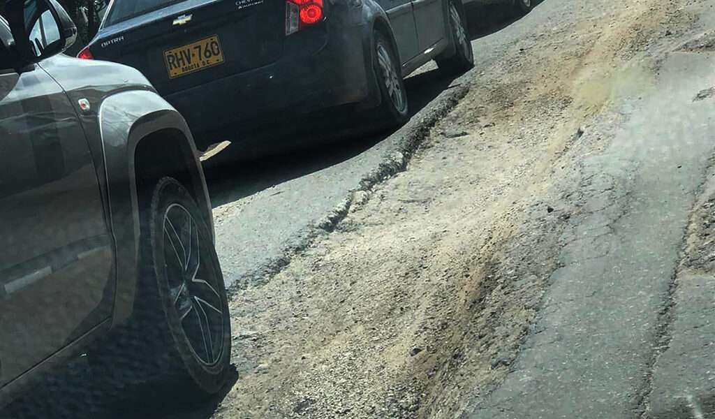 El enorme cráter que le da la bienvenida a la Ciudad de la Luna